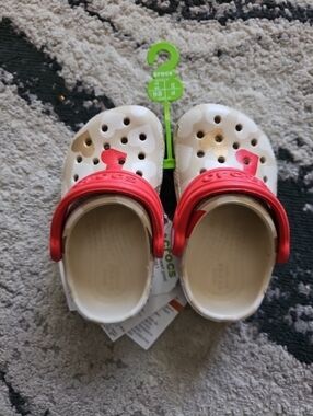 Size C5 CROCS Kids White Clog Sandals with Gold Hearts and Red Strap New